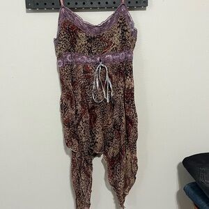 Lace-Trim Printed Spaghetti Strap Tank Top in Mauve